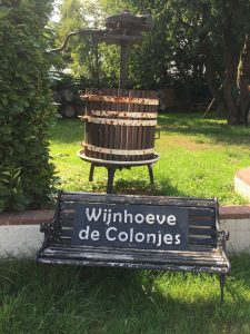 Wijnhoeve de Colonjes, wijnvat, wijn maken, bankje